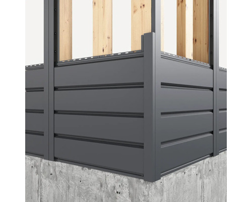 Detailní pohled na obklad fasády s profilem pero a drážka na betonovém soklu