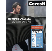 Balení flexibilního lepidla na obklady a dlažby Ceresit CM 16 Pro vedle muže, který pokládá dlaždice