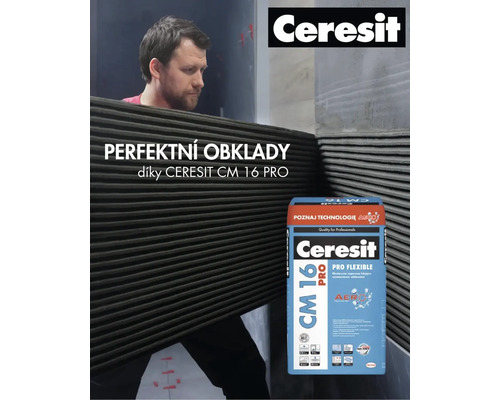 Balení flexibilního lepidla na obklady a dlažby Ceresit CM 16 Pro vedle muže, který pokládá dlaždice