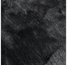 Černý koberec s vysokým vlasem