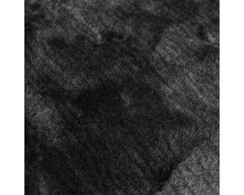 Černý koberec s vysokým vlasem