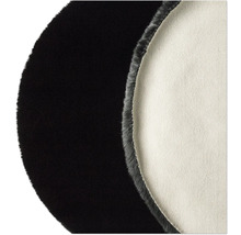 Detail kulatého koberce s vlasem a spodní stranou