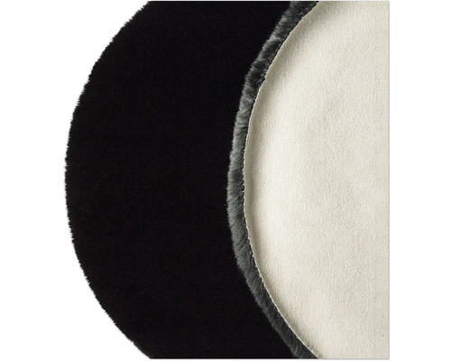 Detail kulatého koberce s vlasem a spodní stranou