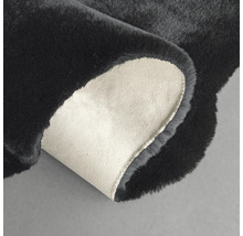 Černý koberec s ohnutým rohem pro zobrazení zadní strany