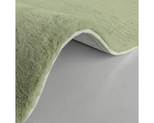 Detailní pohled na světle zelený koberec s vlasem