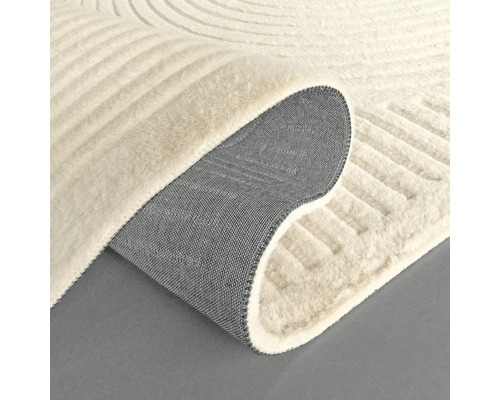 Detail béžového koberce s geometrickým vzorem