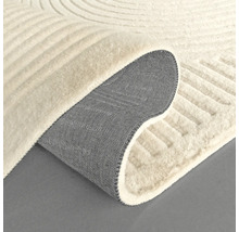 Detailní pohled na béžový koberec s moderním vzorem a textilní podložkou