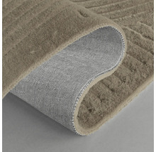 Koberec s reliéfní strukturou a tkanou zadní stranou