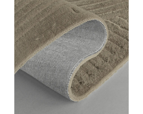 Koberec s reliéfní strukturou a tkanou zadní stranou