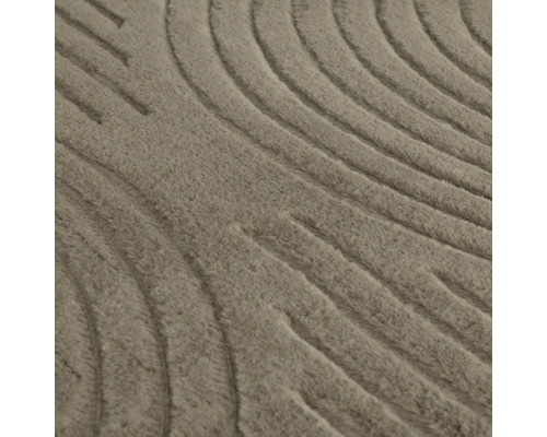 Detailní pohled na koberec s reliéfním vzorem