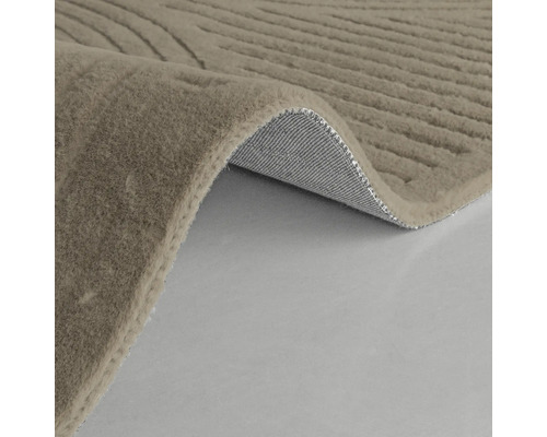 Koberec s lineárním vzorem a textilním podkladem