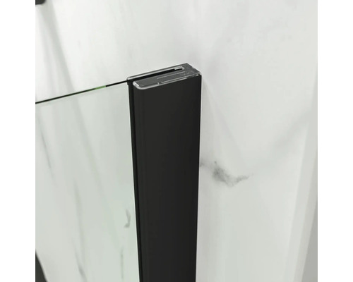 Detail sprchového koutu s černým rámem a průhledným sklem