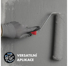 Osoba maluje stěnu malířským válečkem. Univerzální aplikace.
