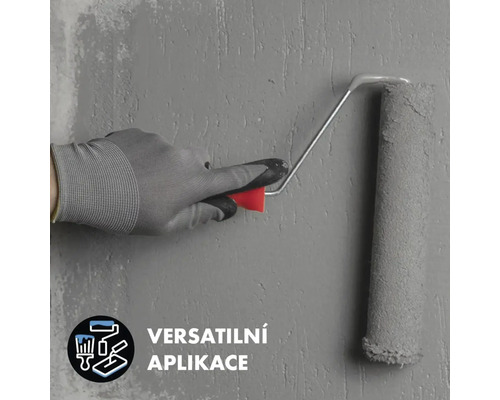 Osoba maluje stěnu malířským válečkem. Univerzální aplikace.