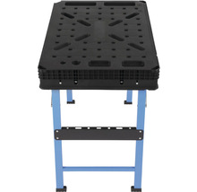 Pracovní stůl s černou pracovní deskou a modrým rámem.