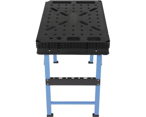 Pracovní stůl s černou pracovní deskou a modrým rámem.