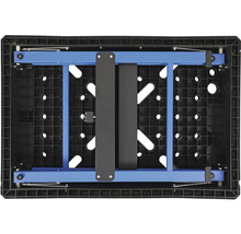 Modrá konstrukce podvozku přepravního vozíku pro euroboxy na černém perforovaném povrchu