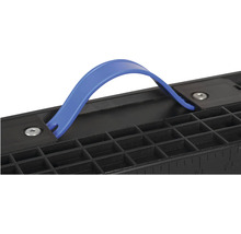 Detailní pohled na nástroj pro šablonování dlažby s rukojetí