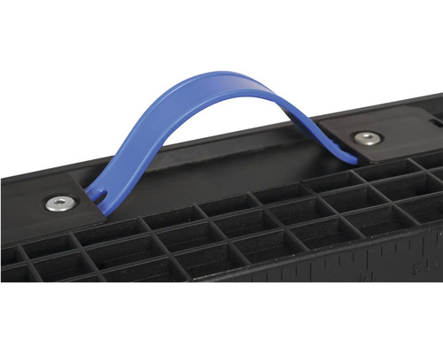 Detailní pohled na nástroj pro šablonování dlažby s rukojetí