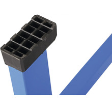 Detail nohy ponku s černou gumovou ochranou