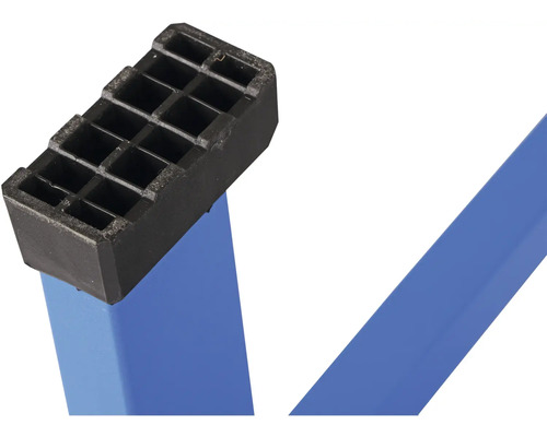 Detail nohy ponku s černou gumovou ochranou