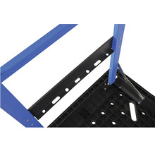 Detailní pohled na pracovní stůl s kovovým rámem a plastovou deskou