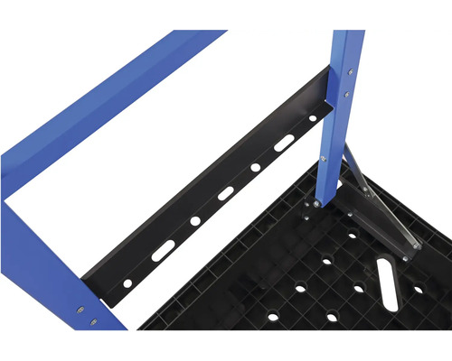 Detailní pohled na pracovní stůl s kovovým rámem a plastovou deskou