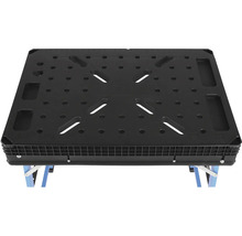 Pracovní stůl s otvory a štěrbinami v pracovní ploše.