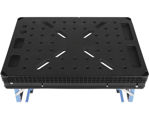 Pracovní stůl s otvory a štěrbinami v pracovní ploše.