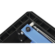 Detailní pohled na řezačku obkladů s nosným zařízením