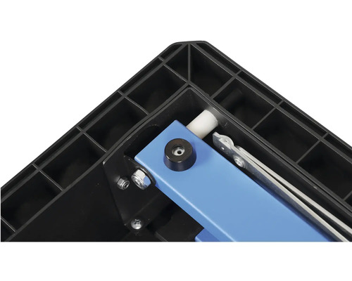 Detailní pohled na řezačku obkladů s nosným zařízením