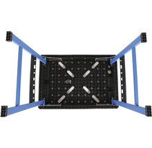 Pohled zespodu na pracovní stůl s modrýma nohama a černou deskou