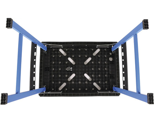 Pohled zespodu na pracovní stůl s modrýma nohama a černou deskou