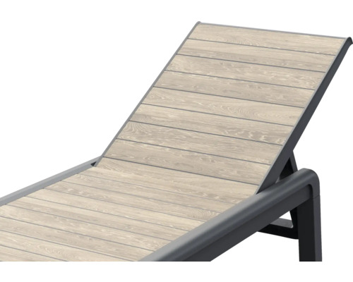 Zahradní lehátko se vzhledem dřeva