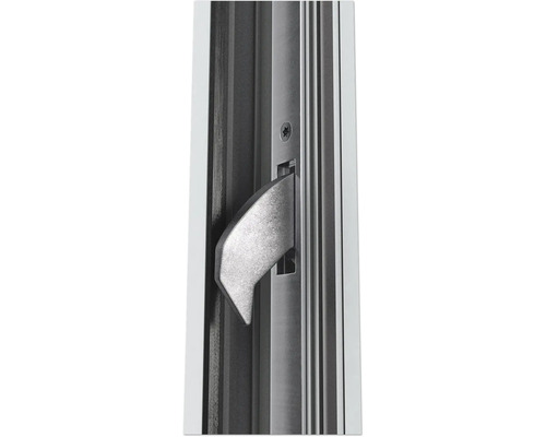 Detailní pohled na okenní kliku s funkcí otvírání a sklápění