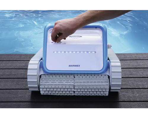 Čisticí robot pro bazény s rukou na dřevěném povrchu