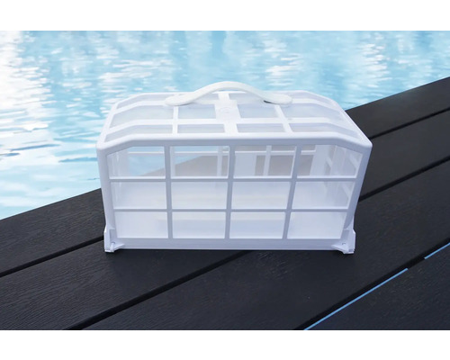 Bílý sběrací koš bazénu na tmavém pozadí