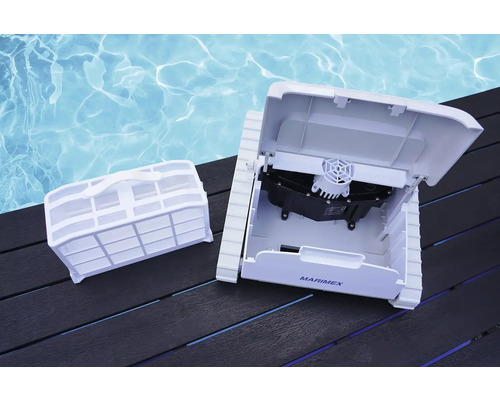 Robotický čistič bazénu s otevřeným víkem a filtračním košem vedle bazénu