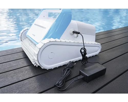 Automatický čistič bazénů s napájecím kabelem a adaptérem na dřevěné terase