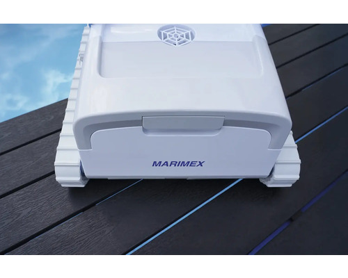 Čisticí robot Marimex na bazén na dřevěném povrchu