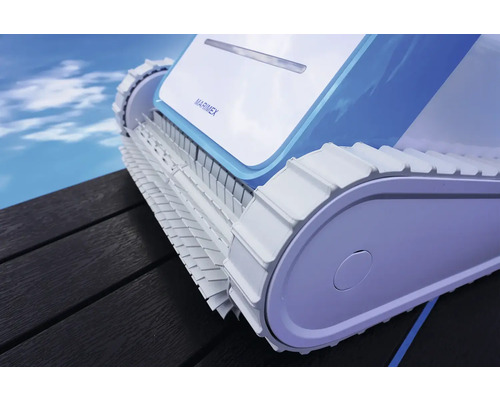 Robotický čistič bazénů Marimex s pásovým pohonem na dřevěném povrchu