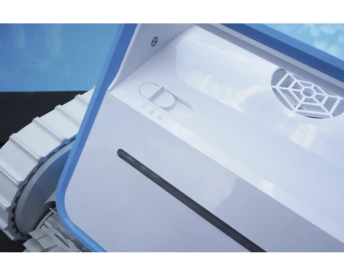 Detailní pohled na čisticího robota pro bazény s pásovým pohonem a ovládacími prvky
