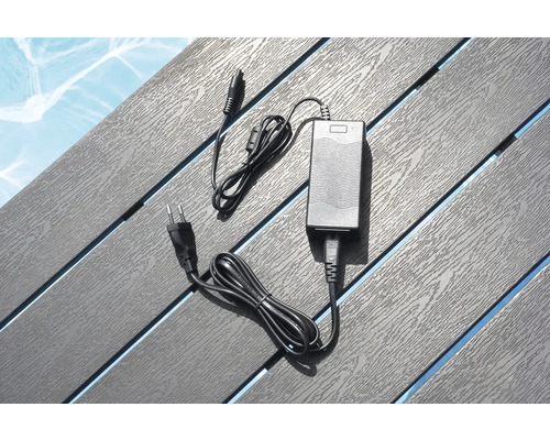 Napájecí zdroj s napájecím kabelem na dřevěném povrchu