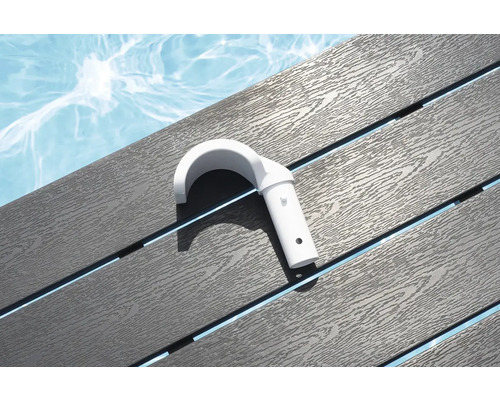 Bílý bazénový hák na šedé dřevěné palubě