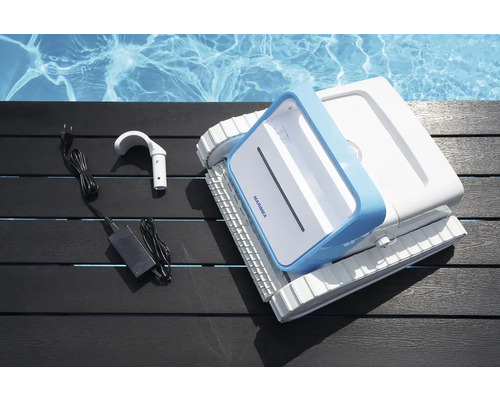 Automatický čistič bazénů s příslušenstvím na tmavém dřevě