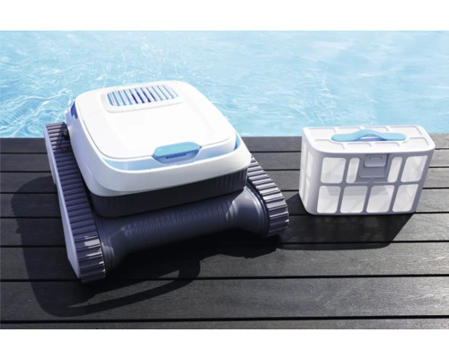 Automatický čistič bazénu s filtračním košem na dřevěné terase