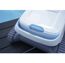 Detailní pohled na bazénový čisticí robot