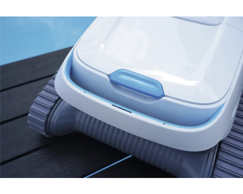 Detailní pohled na bazénový čisticí robot