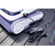 Čisticí robot na bazén s nabíjecím kabelem na dřevěné terase