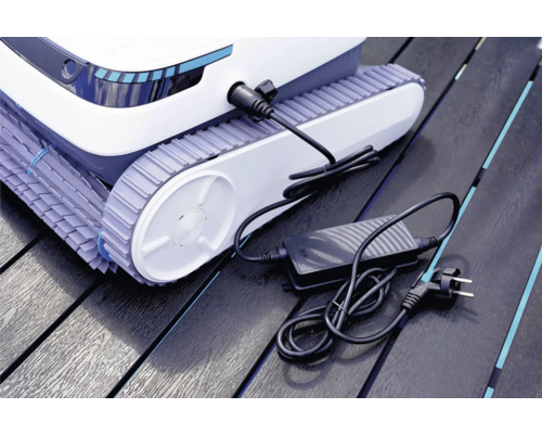 Čisticí robot na bazén s nabíjecím kabelem na dřevěné terase